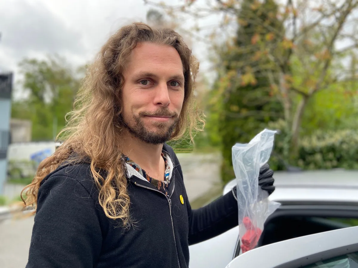 Ronner hält eine Plastiktüte in der Hand.